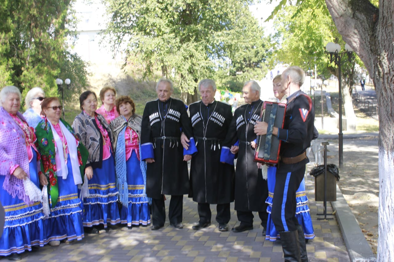 Погода ст лысогорская георгиевский. Лысогорская Ставропольский край Казачья станица. Казачий колорит. Достопримечательности станицы Лысогорской Ставропольского края. Серебряный Родник фольклорный коллектив.