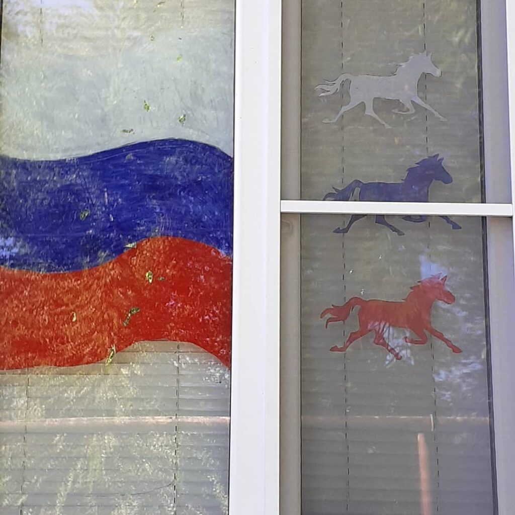 Рисование на окнах ко Дню России